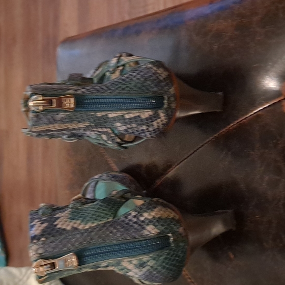 Womens BCBGMAXAZRIA Gladiator Style Sandals Size 8.5 - Picture 2 of 4